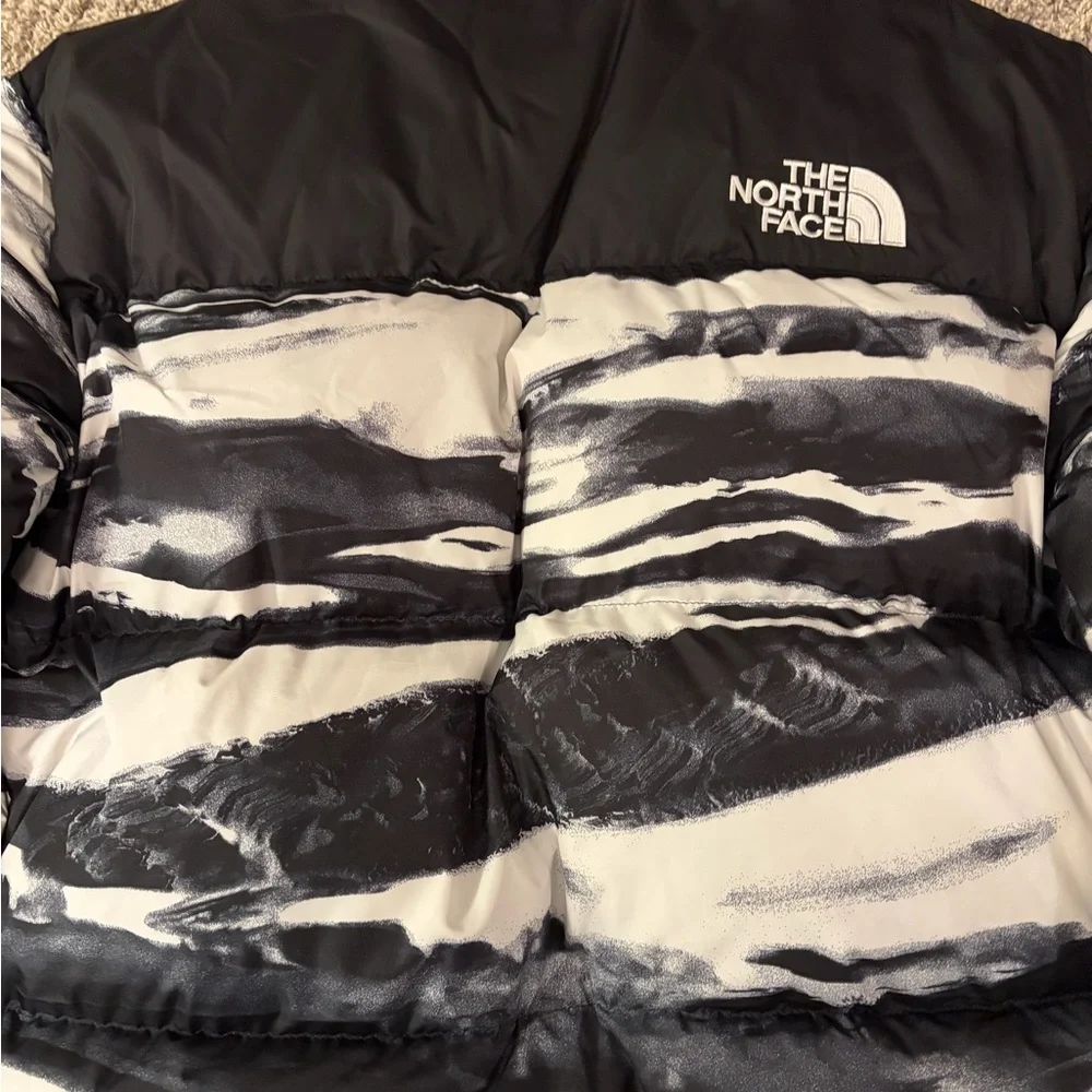The North Face Monochrome Patterned Jacket - Picture 2 of 7